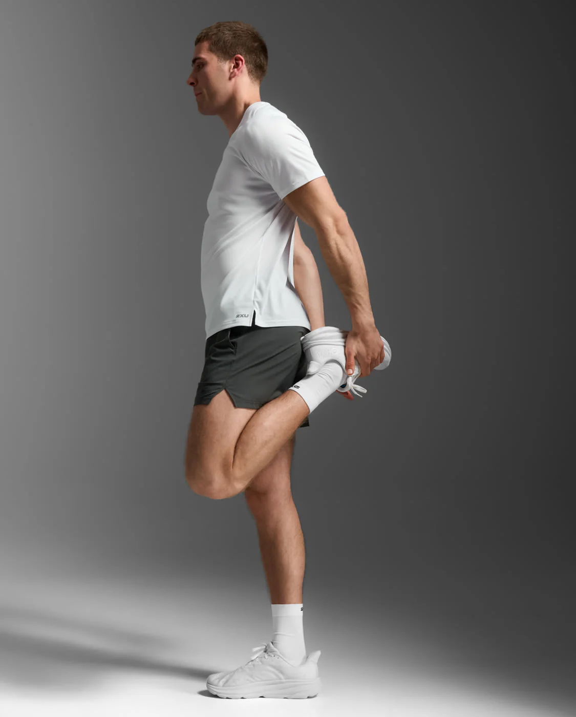 2XU Men Aero 5 Inch Shorts - Jupiter / Black Reflective - Image 2