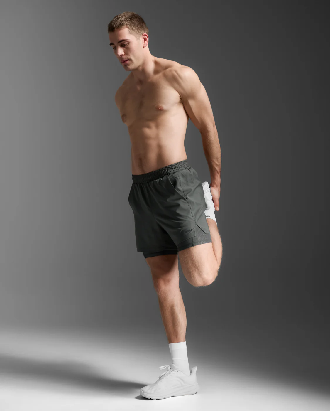 2XU Men Aero Mesh 2-In-1 5 Inch Short - Jupiter / Black Reflective - Image 2