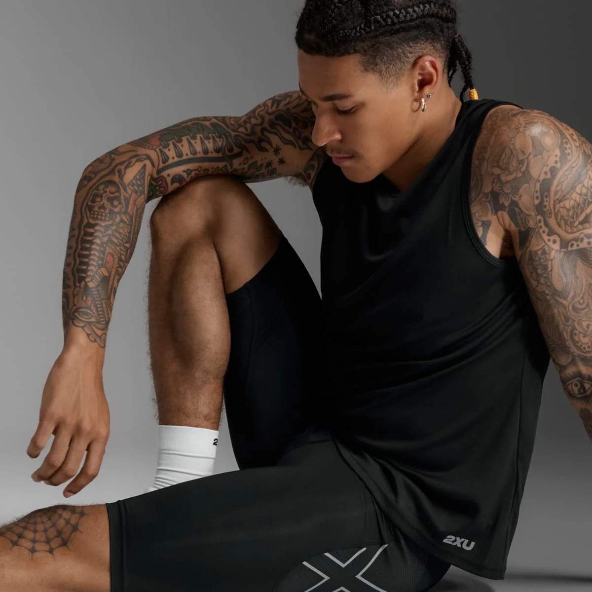 2XU Men Aero Mesh Compression Shorts - Black / Silver Reflective - Image 2