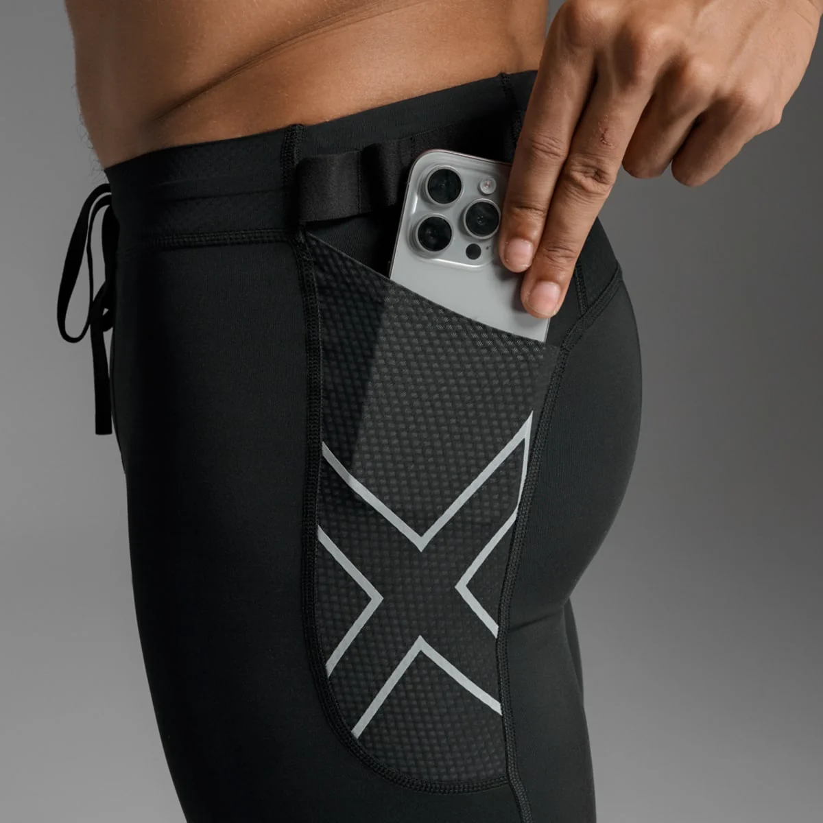 2XU Men Aero Mesh Compression Shorts - Black / Silver Reflective - Image 3