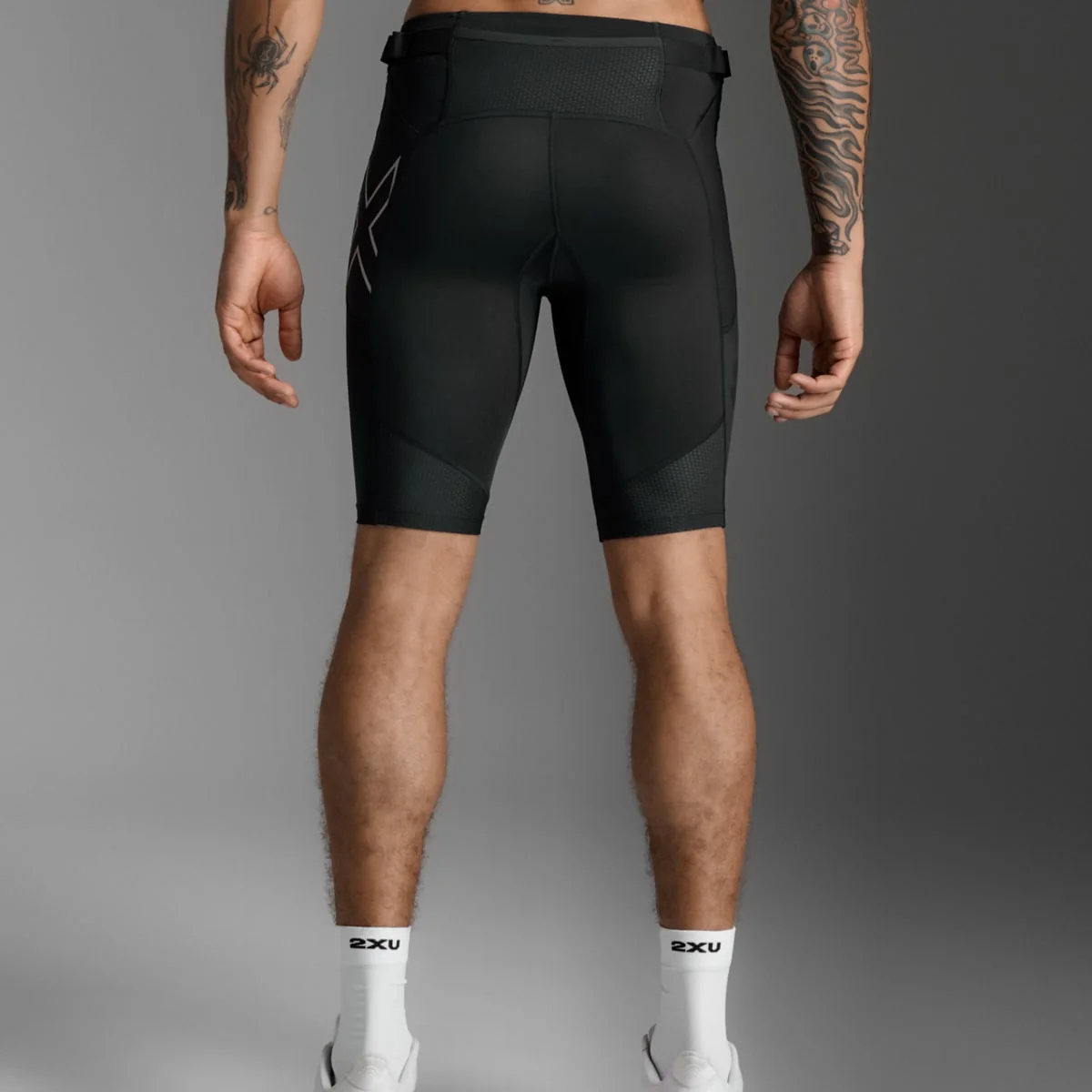 2XU Men Aero Mesh Compression Shorts - Black / Silver Reflective - Image 5
