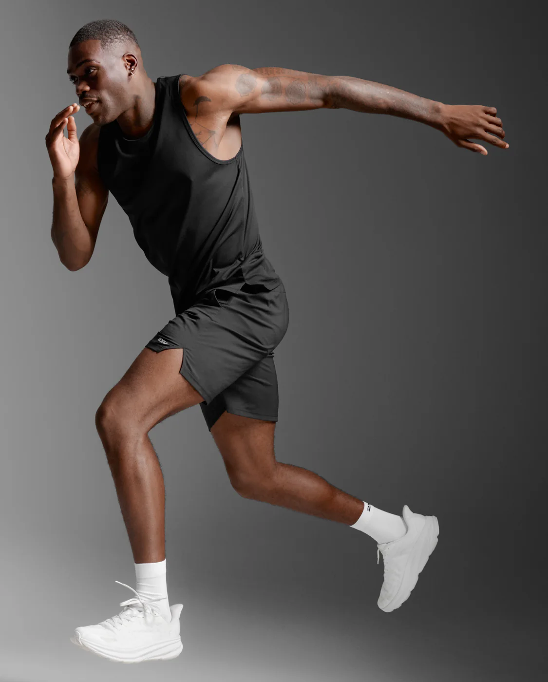 2XU Men Aero Mesh Tank - Black / Silver Reflective - Image 5