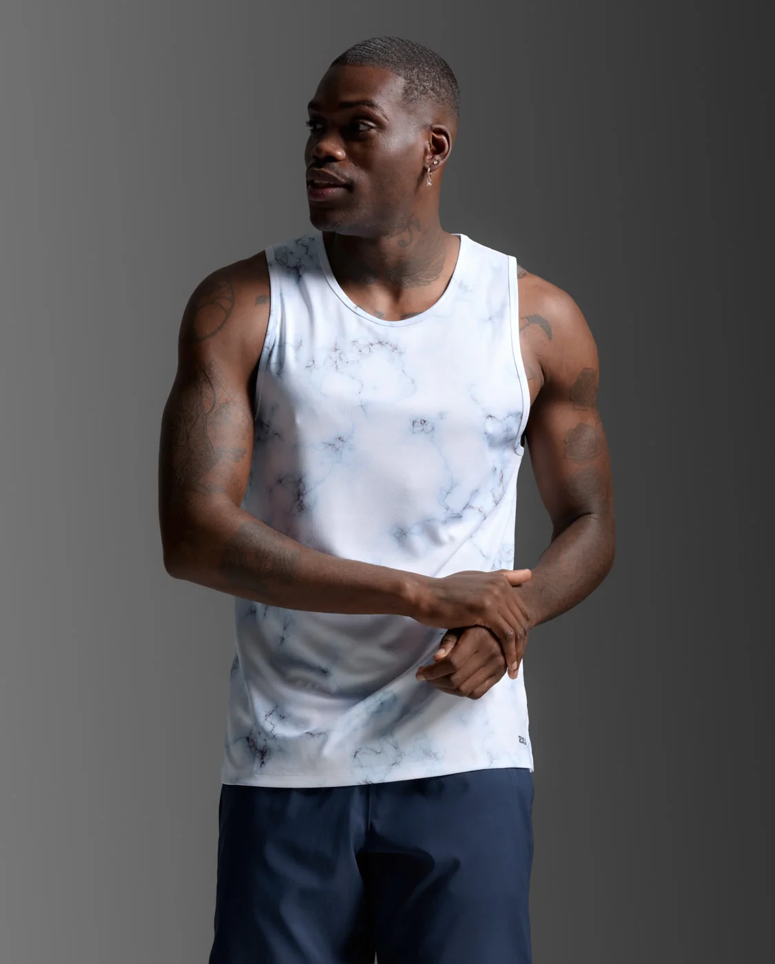 2XU Men Aero Mesh Tank - Blue Marble / Black Reflective - Image 6