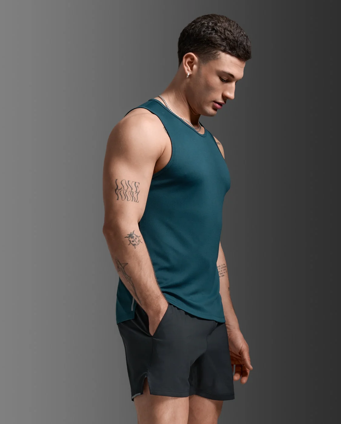2XU Men Aero Mesh Tank - Dark Moss / Silver Reflective - Image 3
