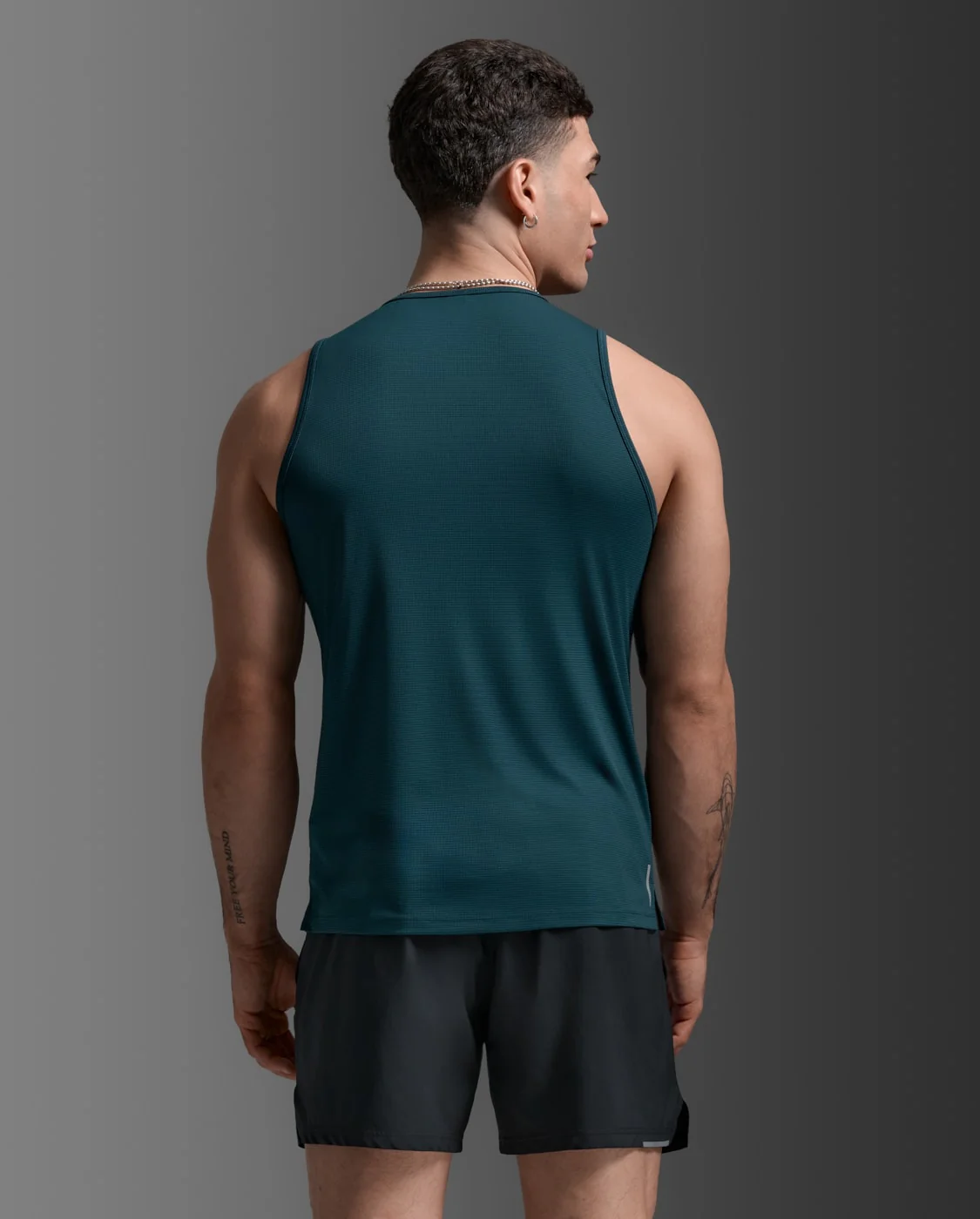 2XU Men Aero Mesh Tank - Dark Moss / Silver Reflective - Image 4