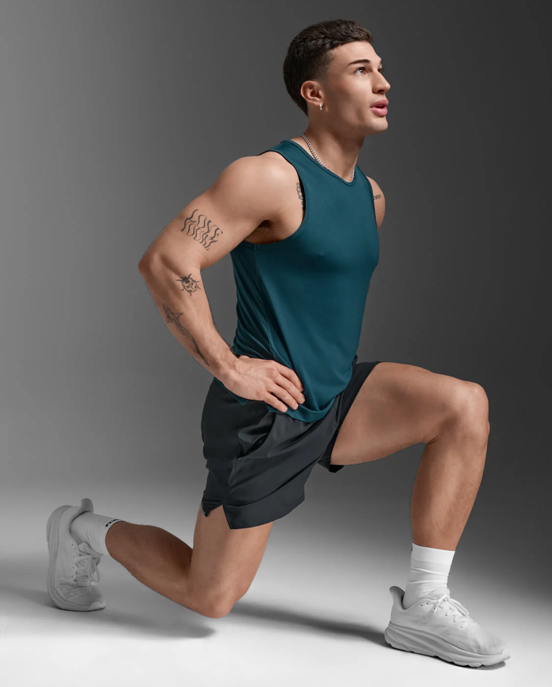 2XU Men Aero Mesh Tank - Dark Moss / Silver Reflective - Image 5