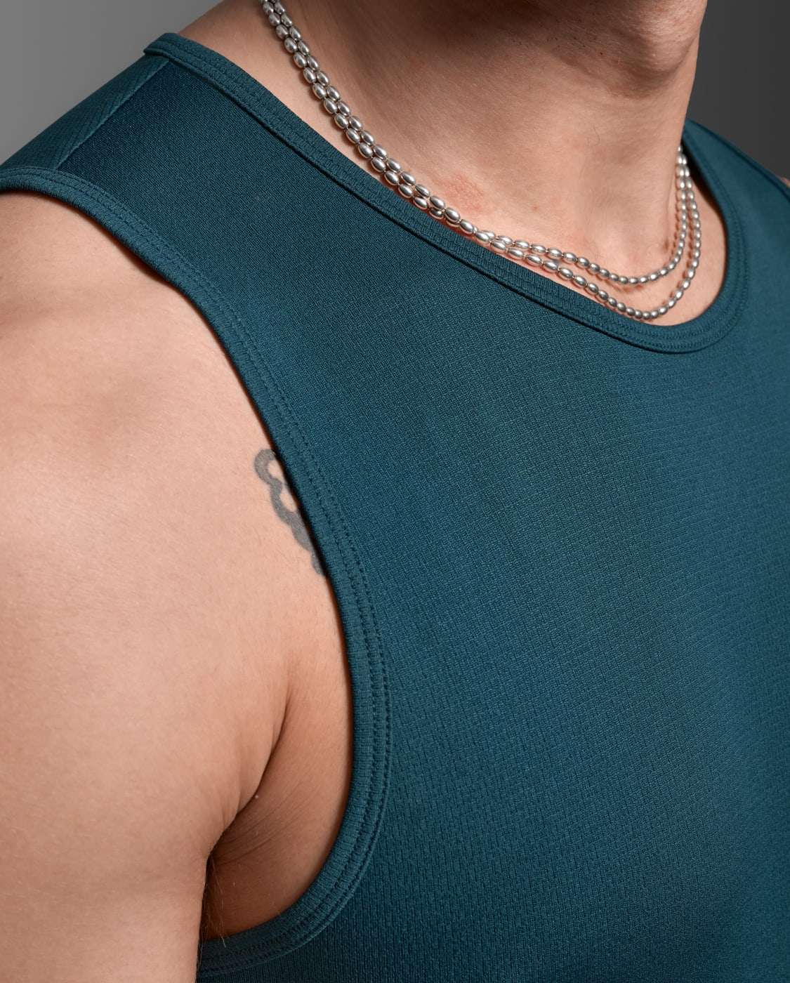 2XU Men Aero Mesh Tank - Dark Moss / Silver Reflective - Image 6