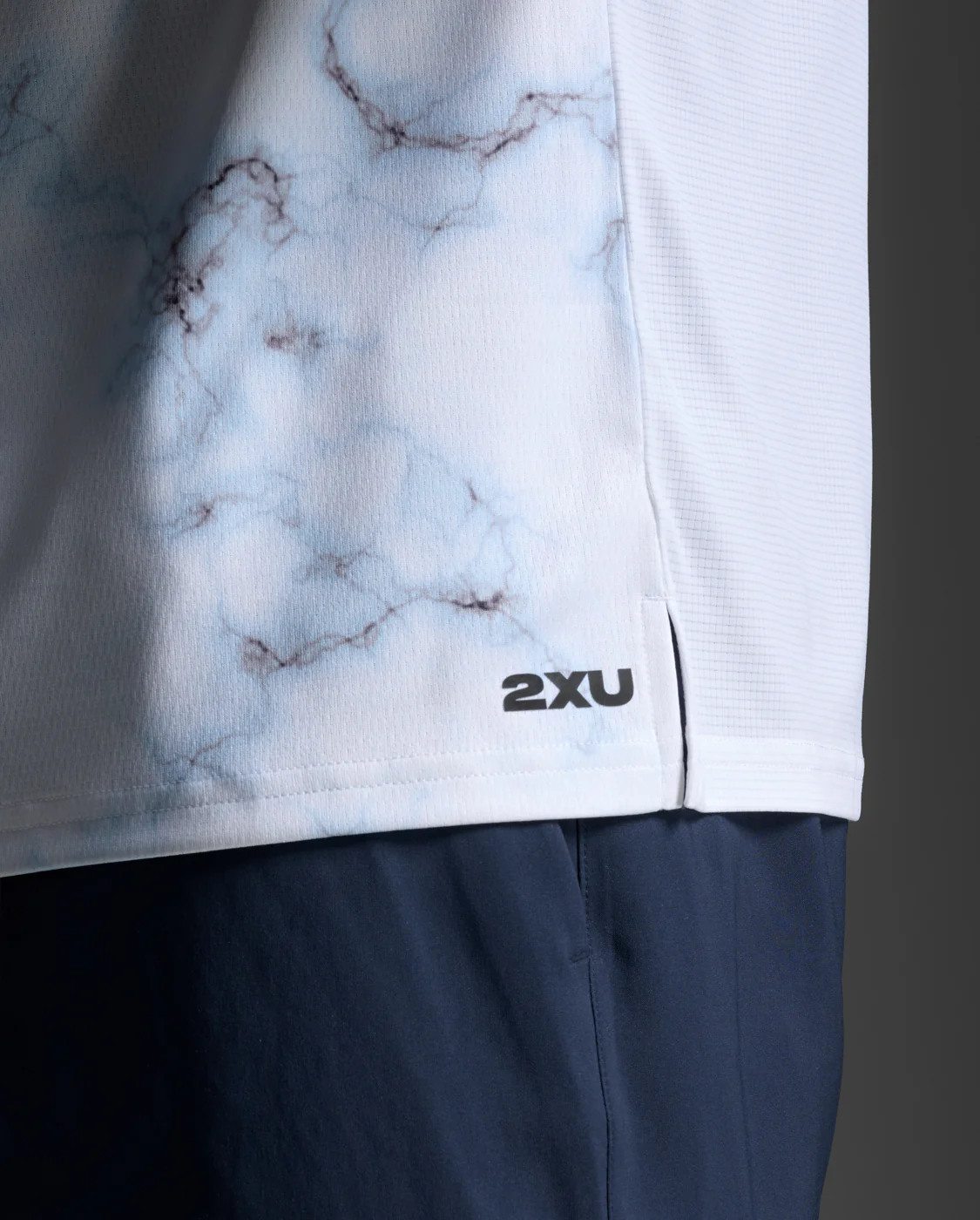 2XU Men Aero Mesh Tee - Blue Marble / Black Reflective - Image 5