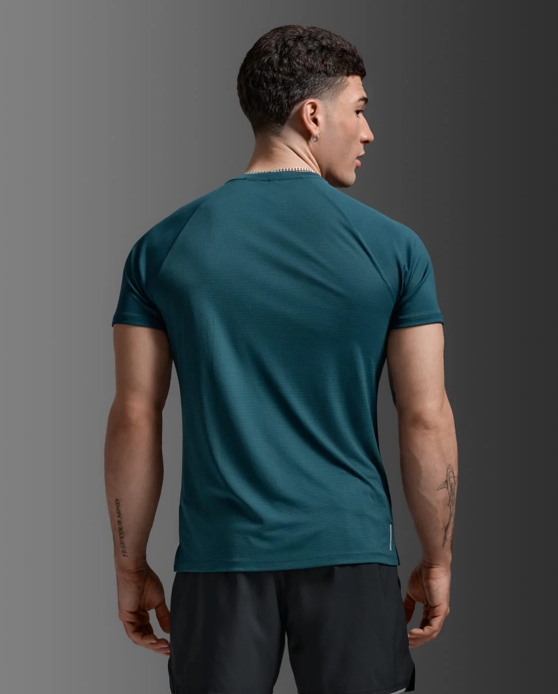 2XU Men Aero Mesh Tee - Dark Moss / Silver Reflective - Image 2