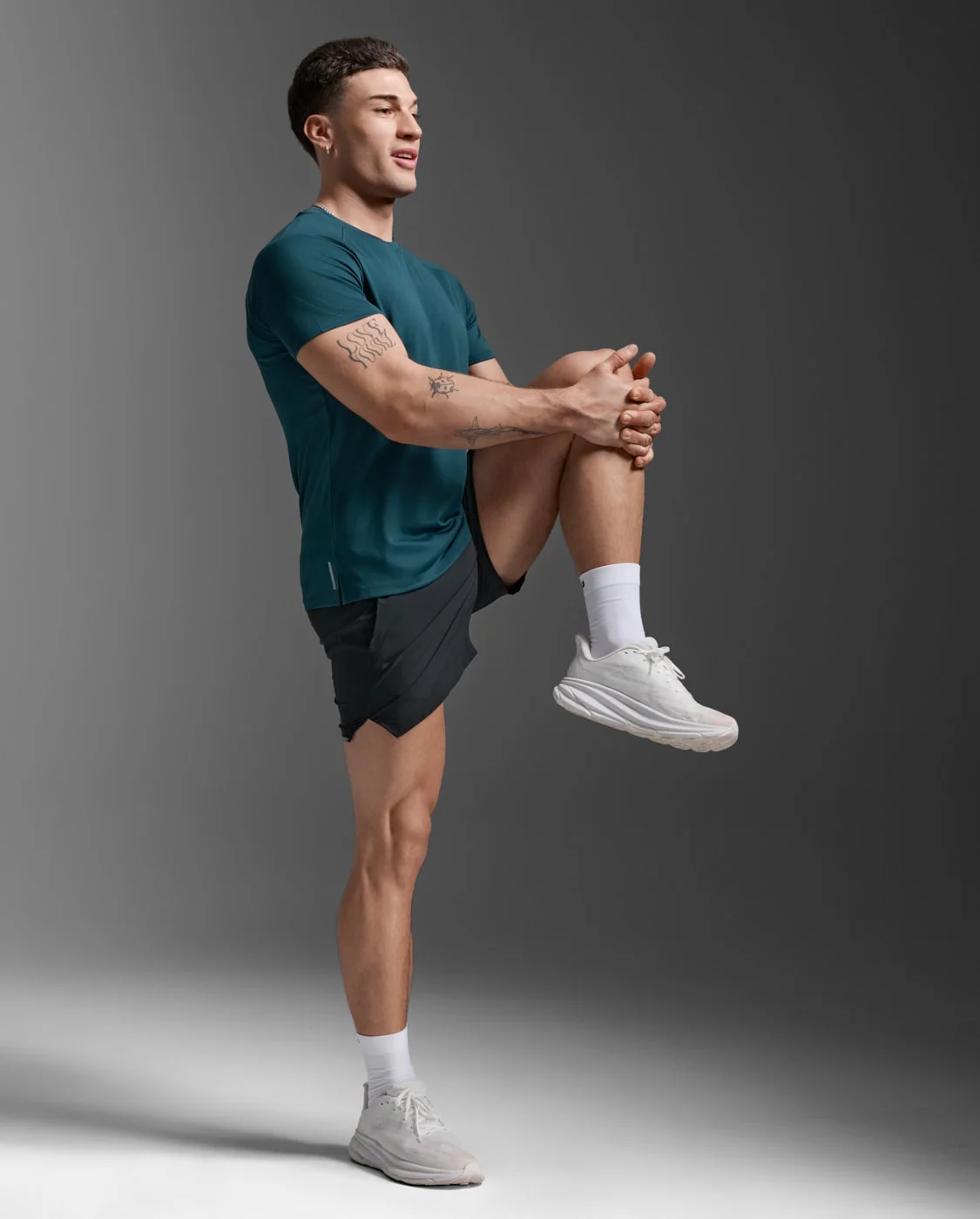 2XU Men Aero Mesh Tee - Dark Moss / Silver Reflective - Image 3