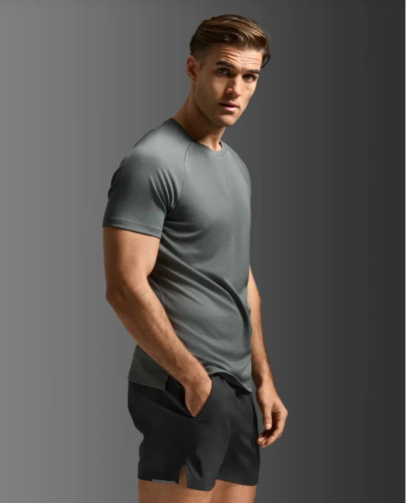 2XU Men Aero Mesh Tee - Jupiter / Black Reflective - Image 2