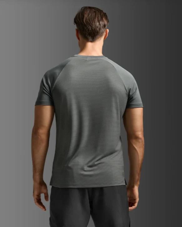 2XU Men Aero Mesh Tee - Jupiter / Black Reflective - Image 3