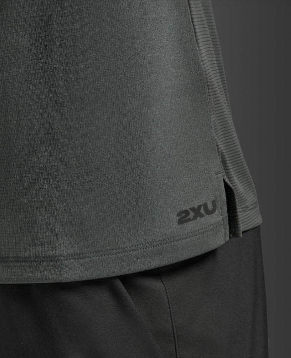 2XU Men Aero Mesh Tee - Jupiter / Black Reflective - Image 4