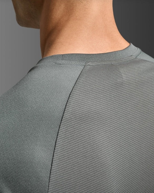 2XU Men Aero Mesh Tee - Jupiter / Black Reflective - Image 6