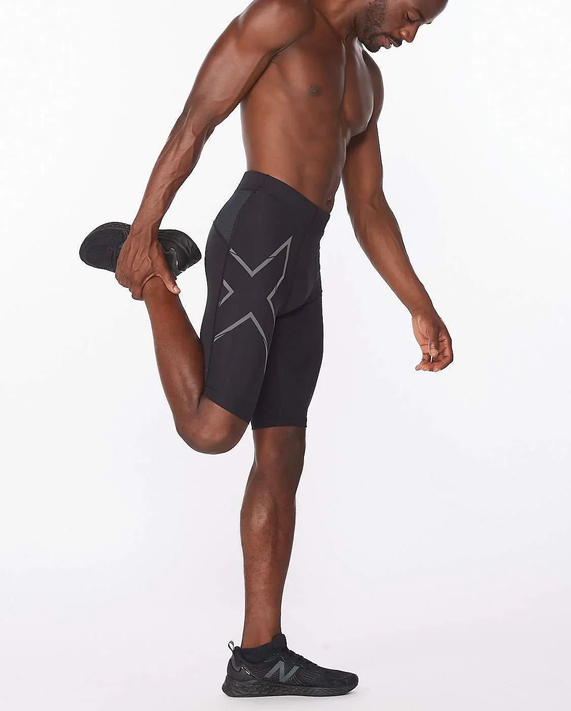 2XU Men Light Speed Compression Shorts - Black / Black Reflective - Image 4