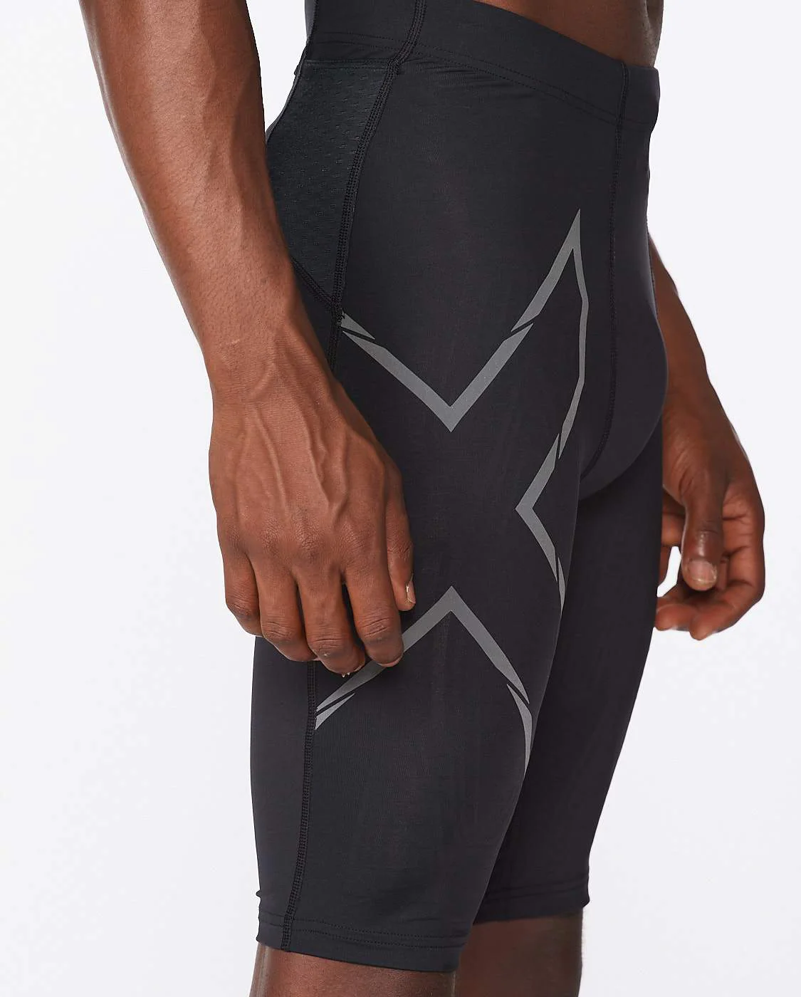 2XU Men Light Speed Compression Shorts - Black / Black Reflective - Image 6