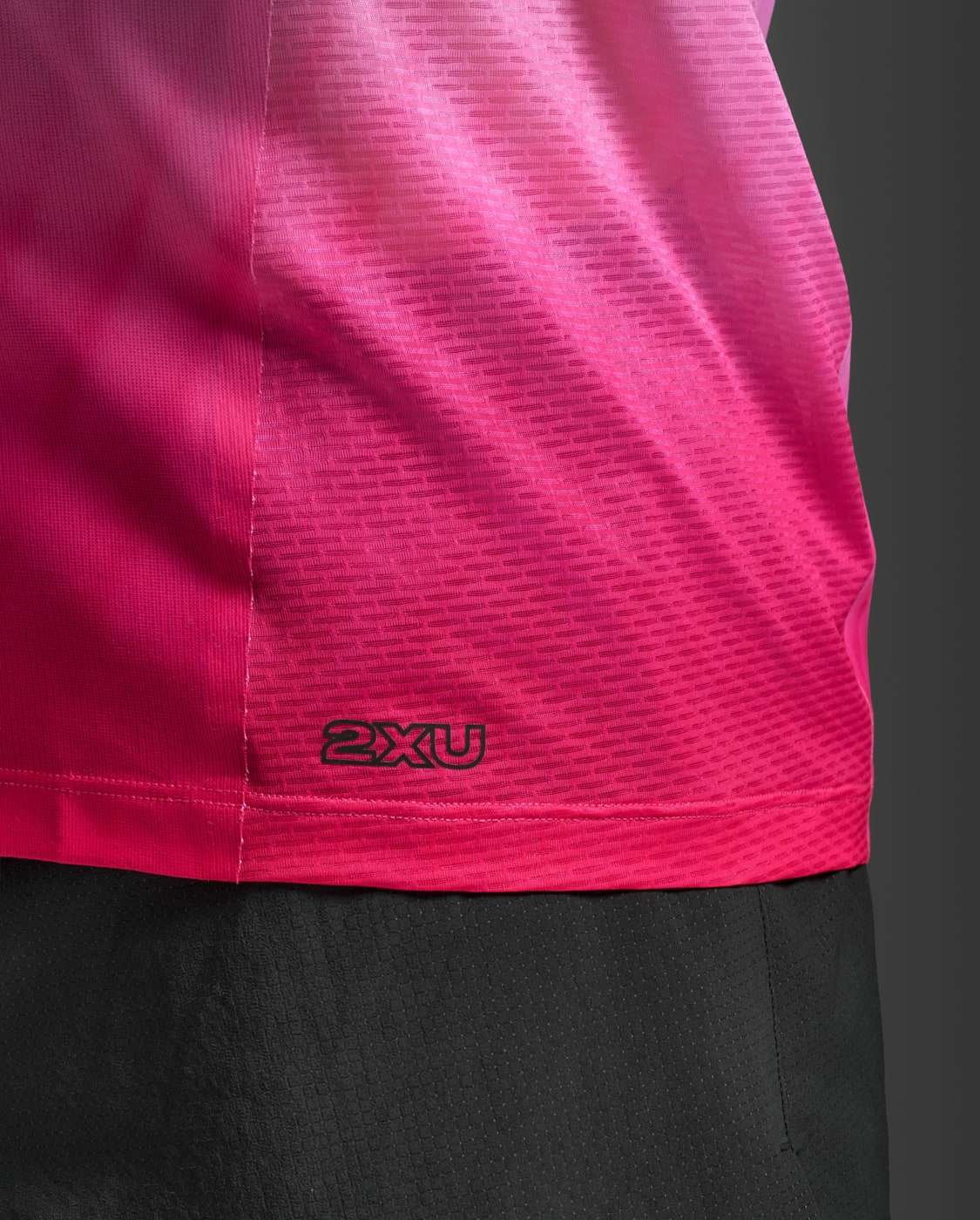 2XU Men Light Speed React Singlet - Fuchsia Grad / Black Reflective - Image 5