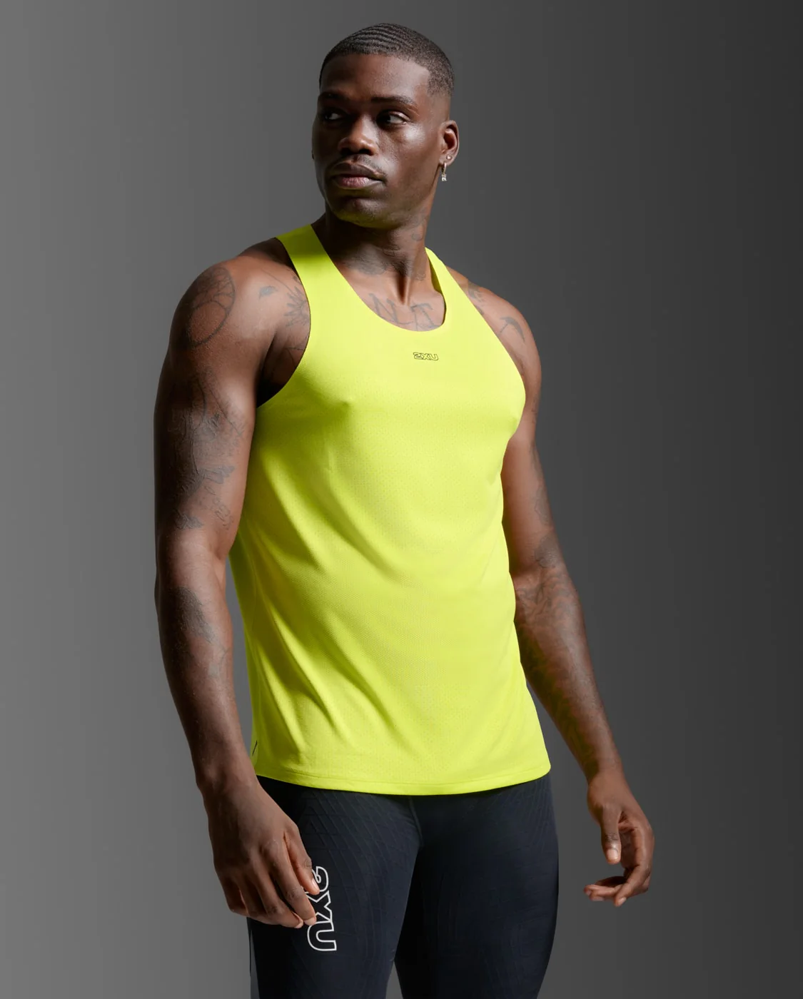 2XU Men Light Speed Tech Singlet - Volt / Black Reflective - Image 4