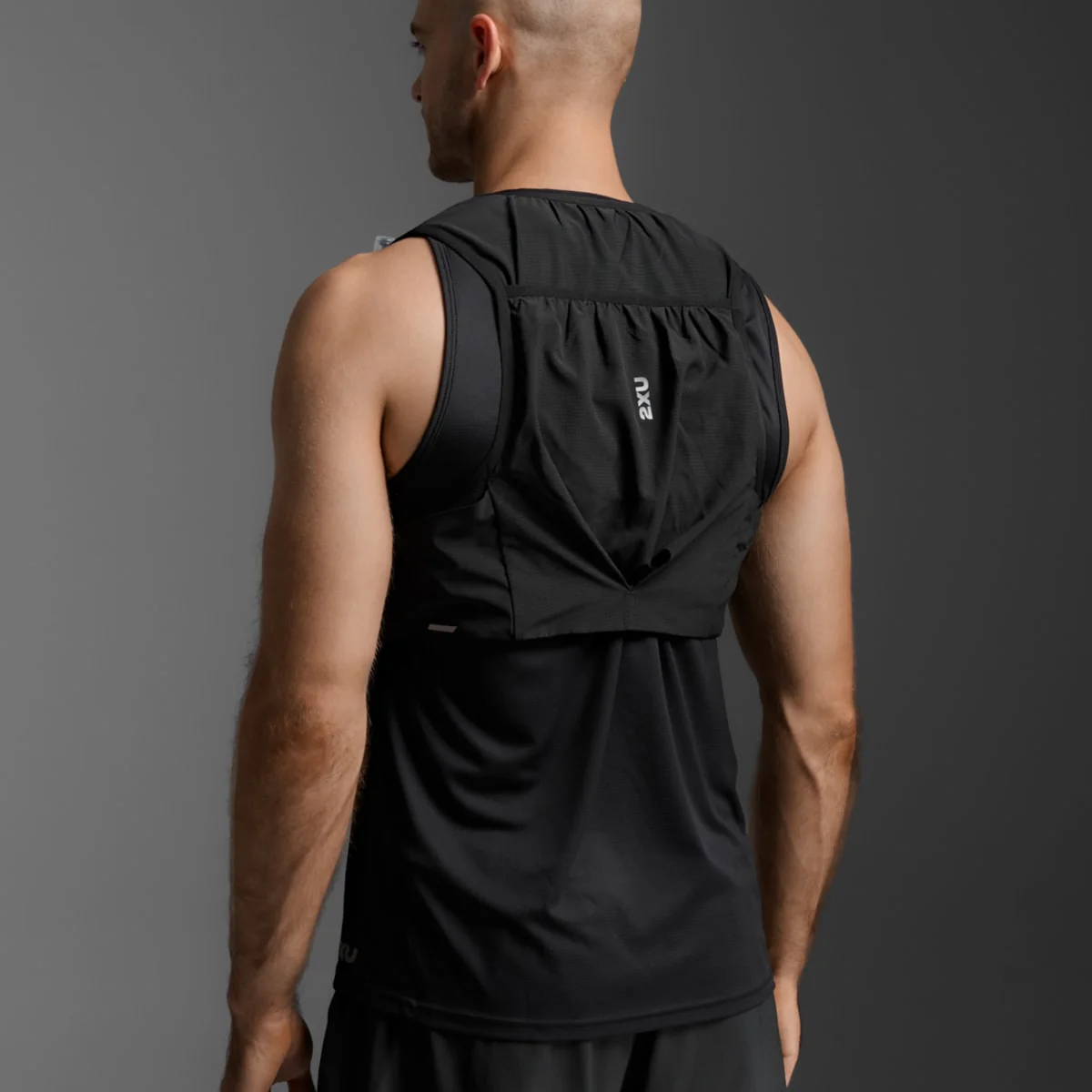 2XU Unisex Run Hydration Vest - Black / Silver Reflective - Image 6