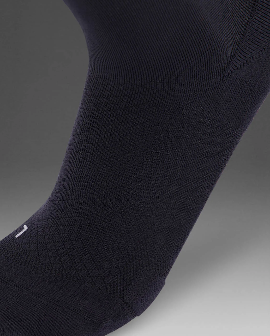 2XU Unisex Vectr Light Cushion Reflective Crew Socks - Black / Silver Reflective - Image 2