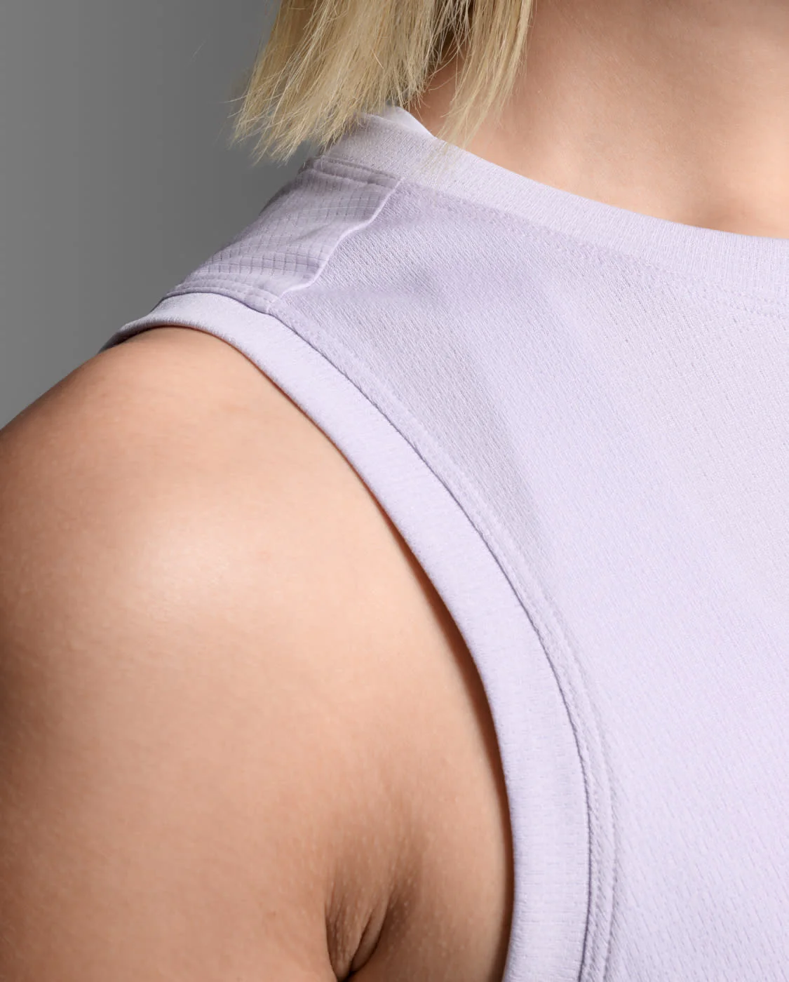 2XU Women Aero Mesh Crop Tank - Virtual Violet / Violet Reflective - Image 7