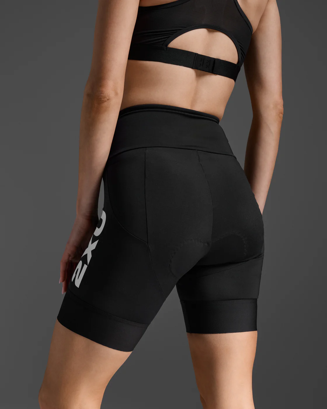 2XU Women Aero Tri 7 Inch Shorts - Black / White - Image 4