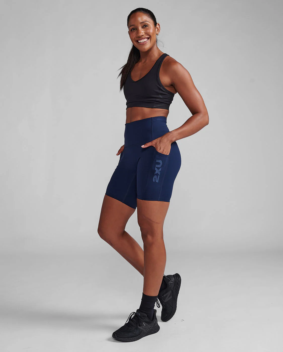 2XU Women Form Stash Hi-Rise Bike Shorts - Midnight / Midnight - Image 3