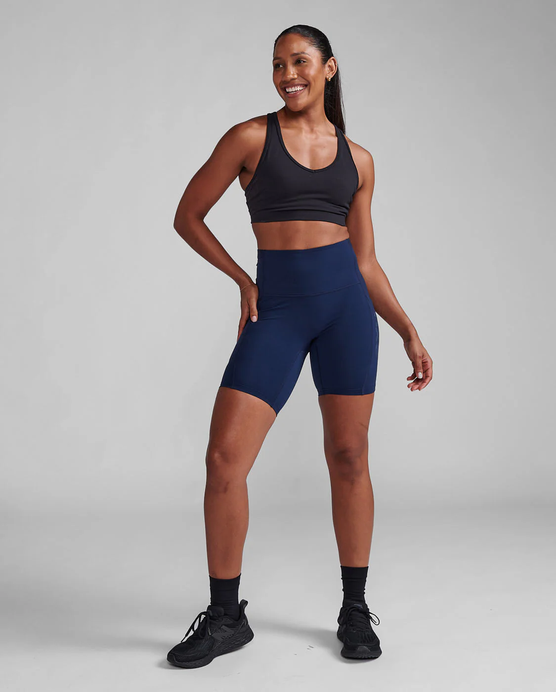 2XU Women Form Stash Hi-Rise Bike Shorts - Midnight / Midnight - Image 4