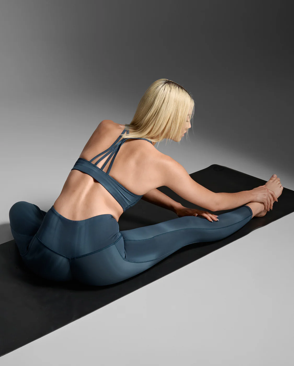2XU Women Form Strappy Low Impact Low Bra - Dark Sage Glass Grad / Dark Sage - Image 7