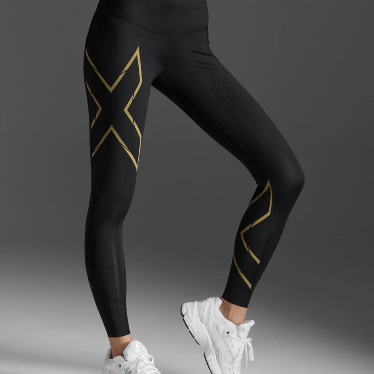 2XU Women Light Speed Mid-Rise Compression Tights - Black / Gold Reflective - Image 4