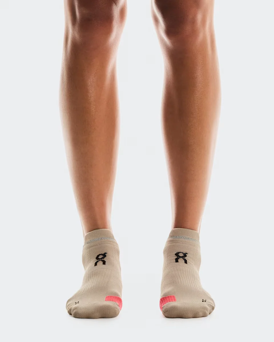 On Unisex Performance Run Sock Low - Desert / Pink - Image 2