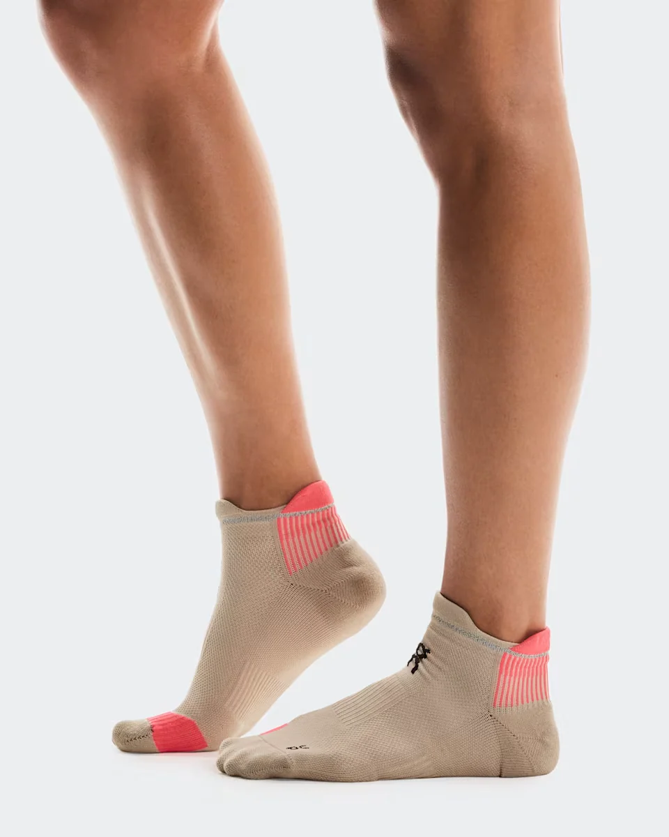 On Unisex Performance Run Sock Low - Desert / Pink - Image 3
