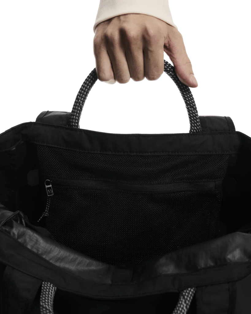 On Unisex Tote Pack 25L - Black - Image 9