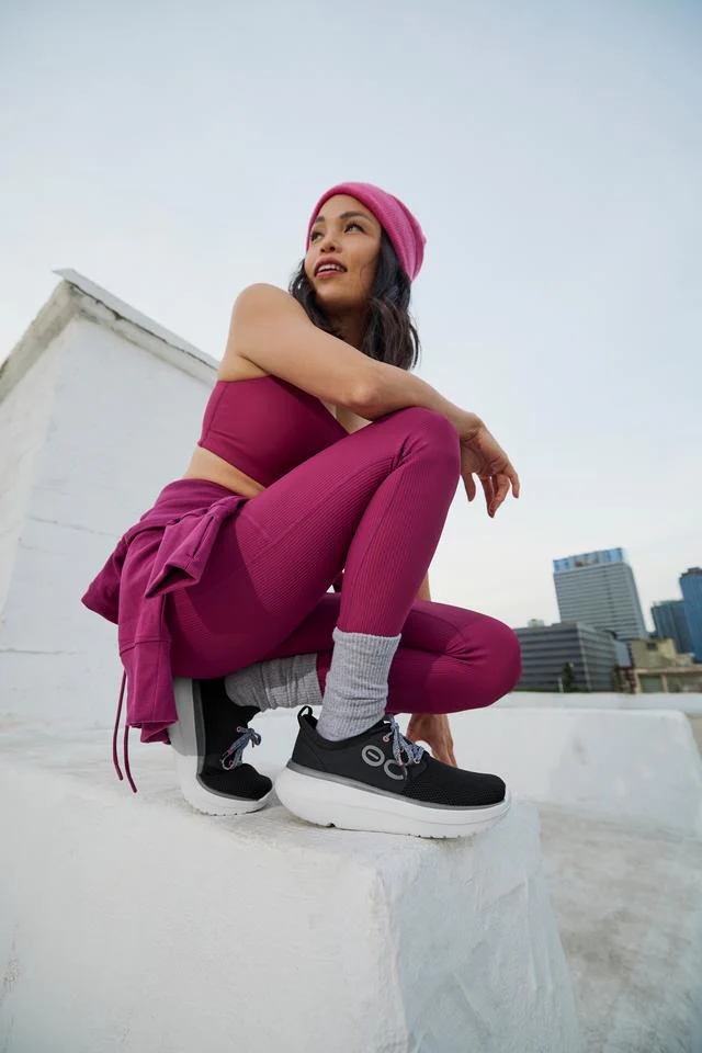 OOFOS Women OOmy Stride - White / Black - Image 3